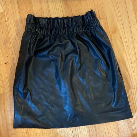 H&M || FAUX LEATHER HIGH WAIST SKIRT - Picture 1 of 3